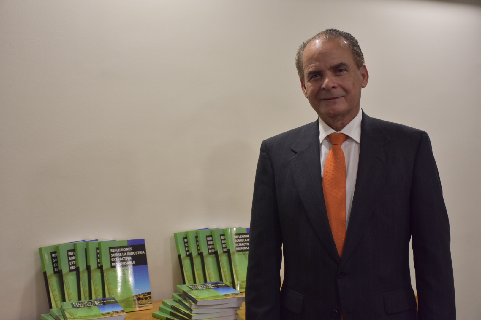 MEM pone en circulación libro Reflexiones de la industria extractiva responsable de la autoría del Dr. Julio Santana