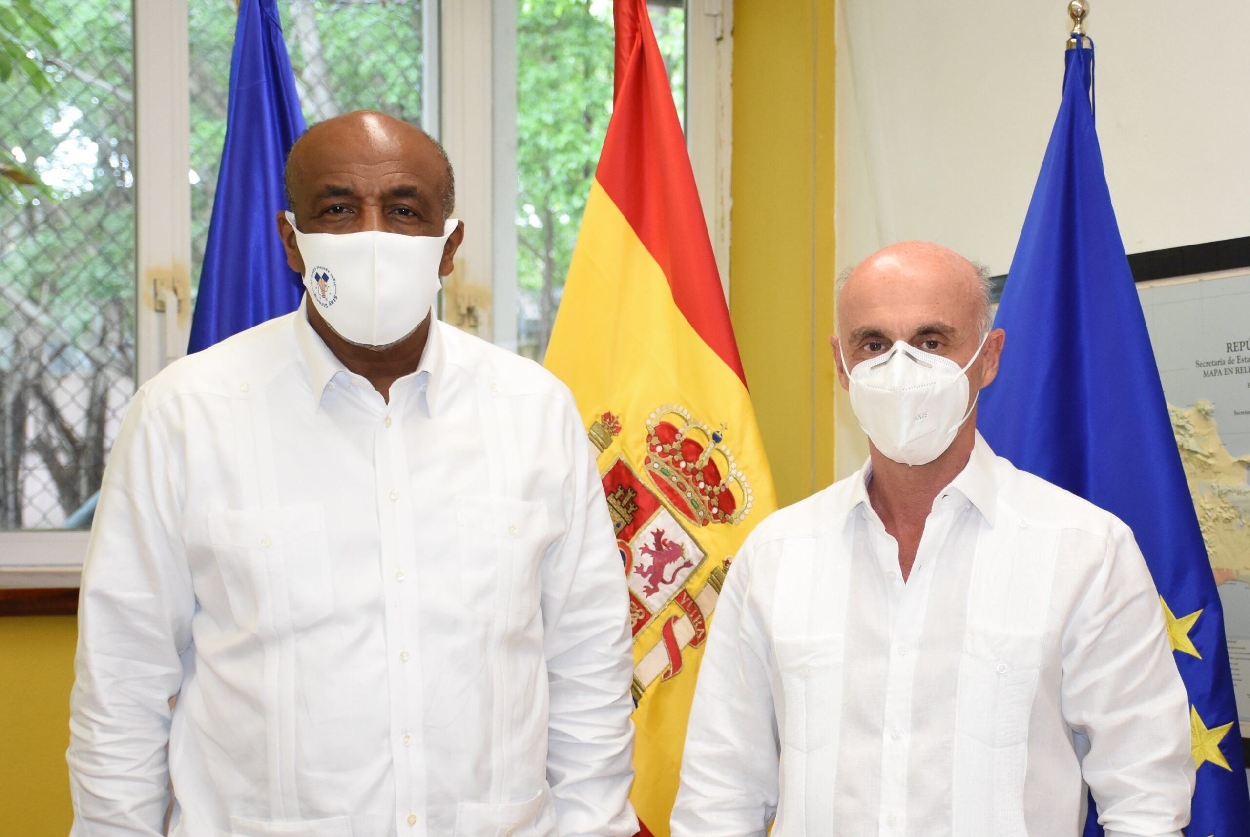 Ministro de Energía y Minas participa encuentro con Embajador España
