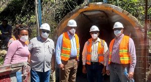Almonte y técnicos del MEM visitan minas de larimar y carbonato de calcio