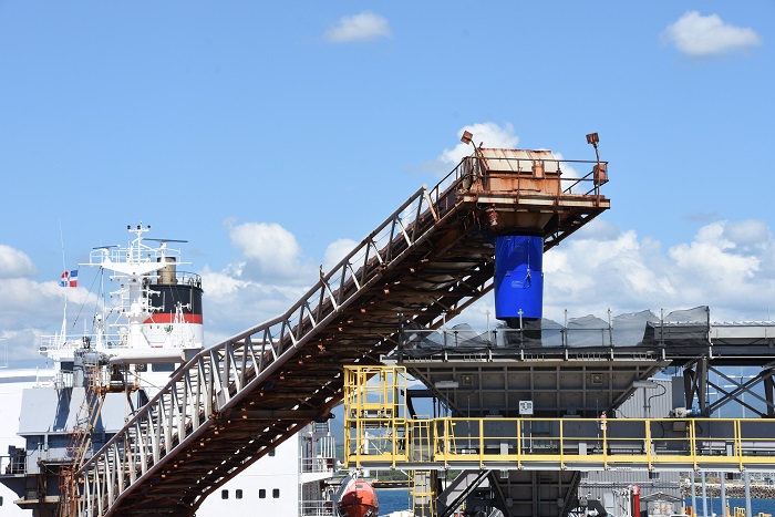 Barco descarga 60 mil toneladas de carbón en Punta Catalina