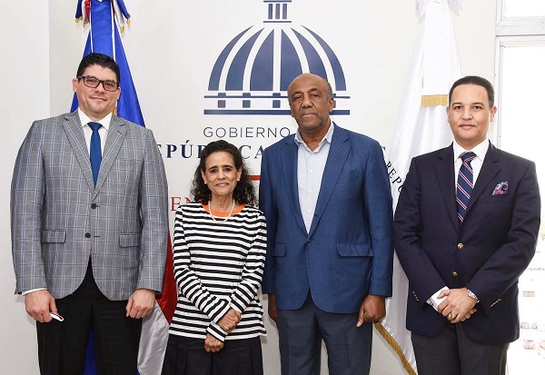 Ministro de Energía y Minas recibe a Laura Virginia Faxas, embajadora dominicana en Austria