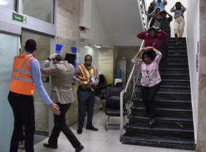 Empleados de Energía y Minas participan en simulacro de evacuación por terremoto