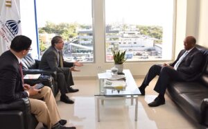 Embajador invita ministro Almonte a conocer experiencia de Chile en energía renovable