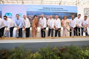 Con una inversión superior a los 1,750 millones de dólar, el Presidente Abinader dio inicio a la construcción del proyecto energético en Manzanillo