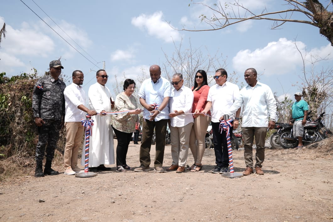 Energía y Minas inaugura servicio eléctrico para residentes en comunidad<br>La Culebra, en el Distrito Municipal Vicentillo de la provincia El Seibo