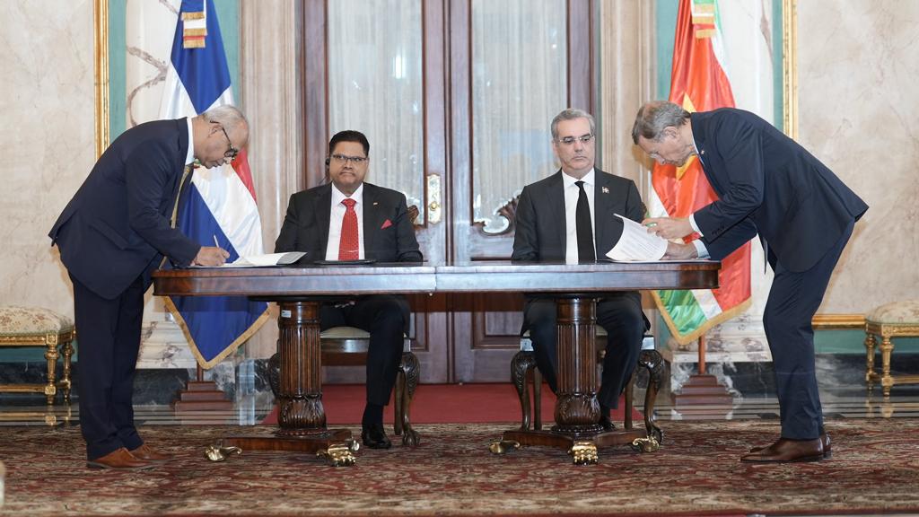 <strong>Gobierno dominicano firma acuerdos históricos en energía e hidrocarburos con Surinam</strong>