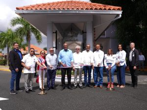 Ministro Almonte encabeza inauguración del remozamiento del Club Julio Sauri