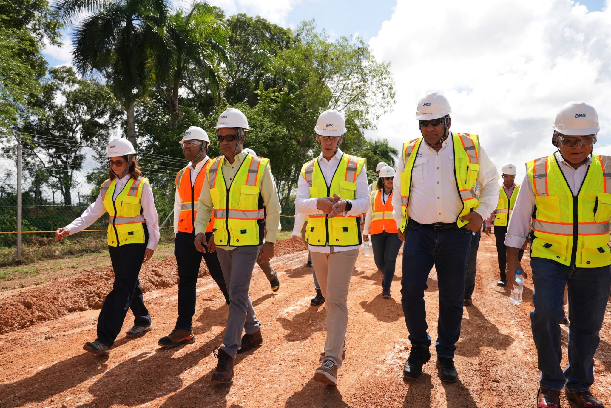 Ministro de Energía y Minas visita parque solar Mirasol de AES, que ...