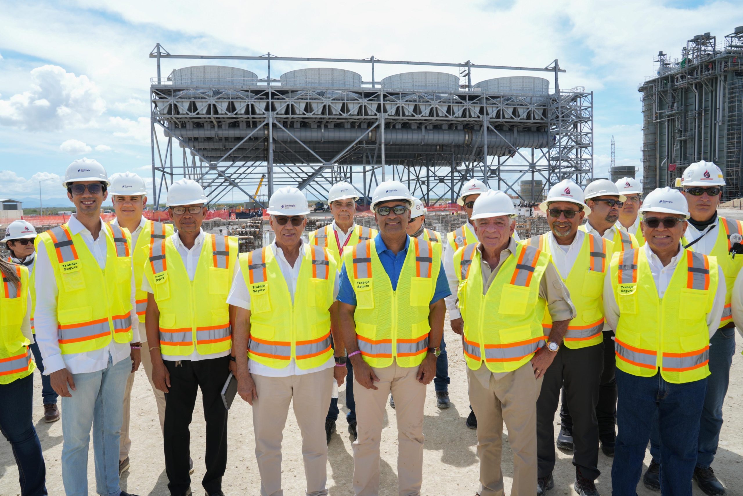 Ministro Joel Santos supervisa avances de trabajos de Central Térmica Manzanillo Power Land