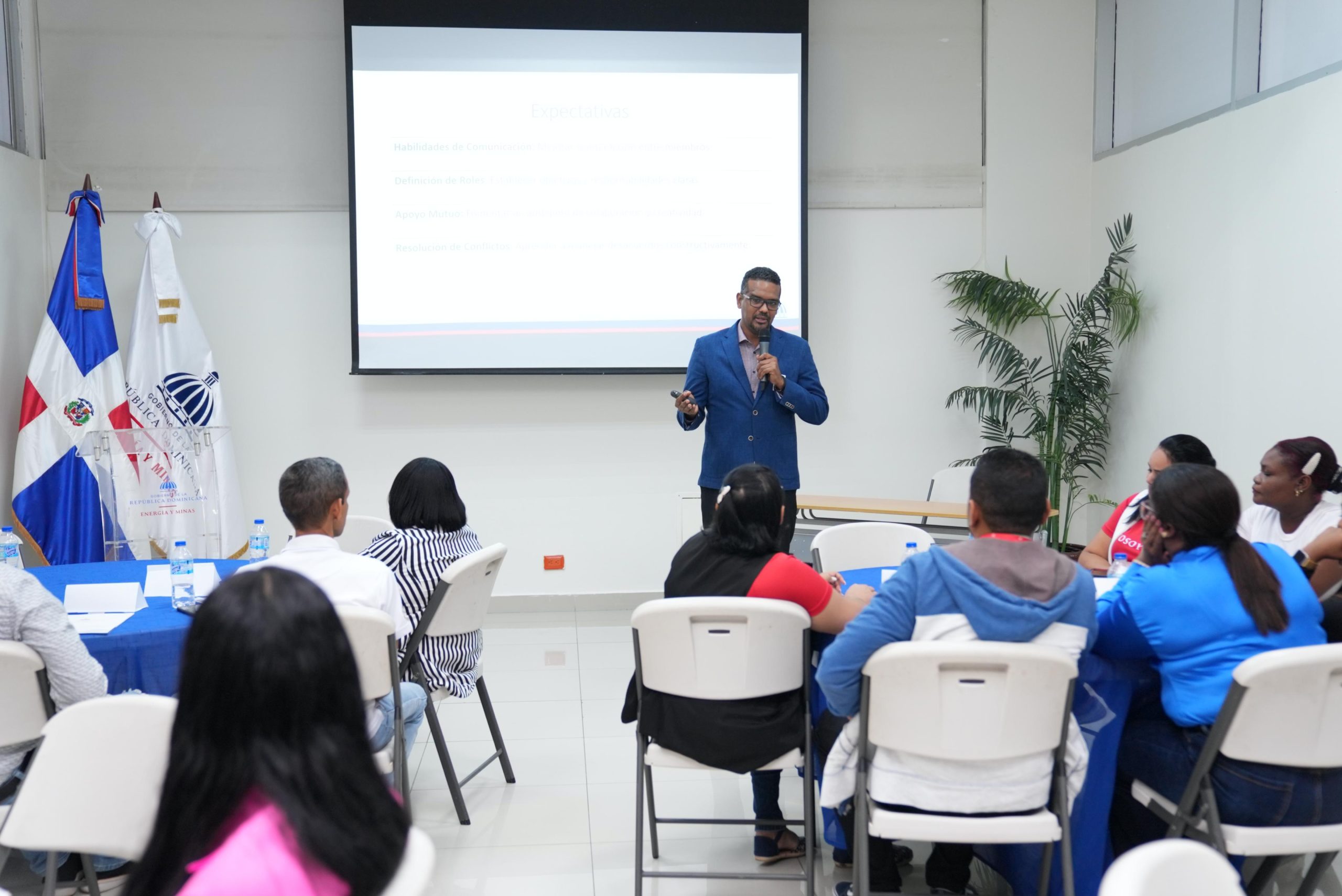 Energía y Minas imparte curso sobre “trabajo en equipo” para mejorar sinergia entre colaboradores