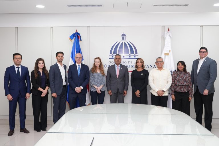 Ministro Santos Echavarría recibe visita de una delegación de la AFD; buscan cooperación en energías renovables