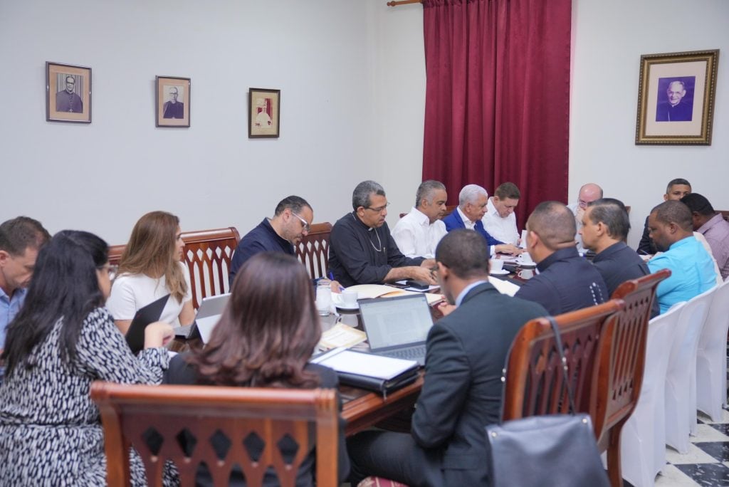 Autoridades, comunitarios y mediadores se reúnen por tercera vez en obispado de La Vega.
