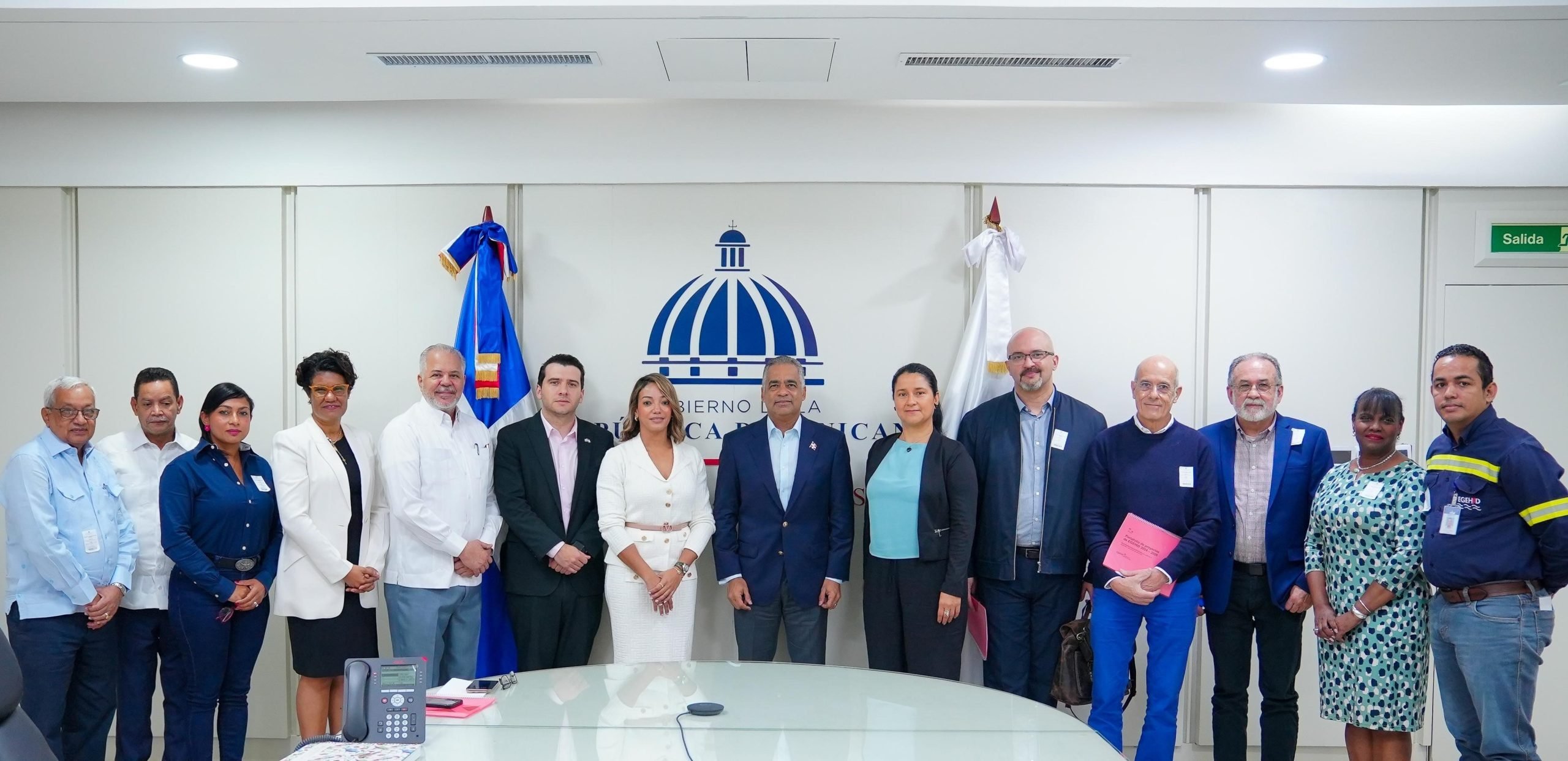 Joel Santos, Betty Soto, Rafael Salazar, Fidel Arzola, junto a otros miembros de Egehid.