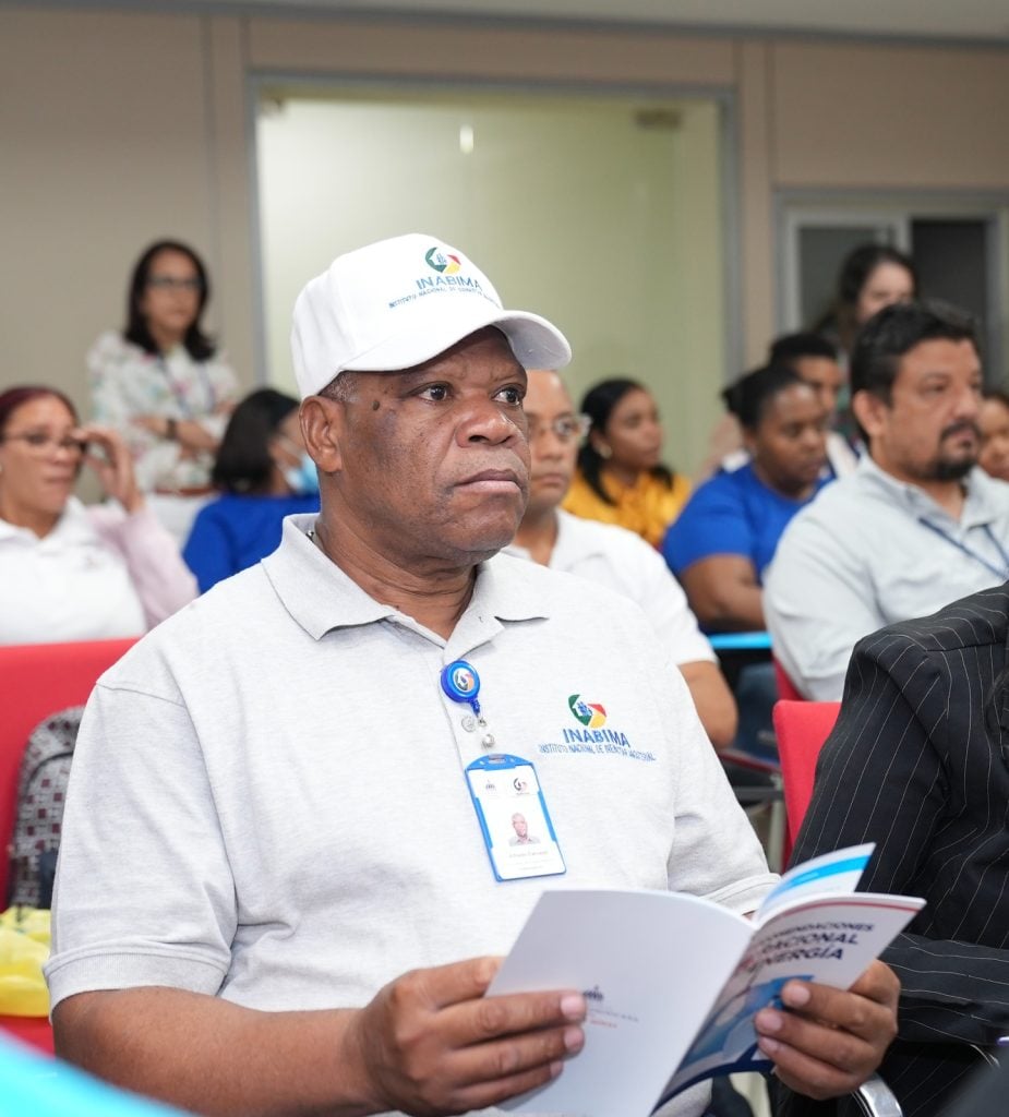 Colaboradores del Inabima reciben charla sobre uso eficiente de la energía eléctrica