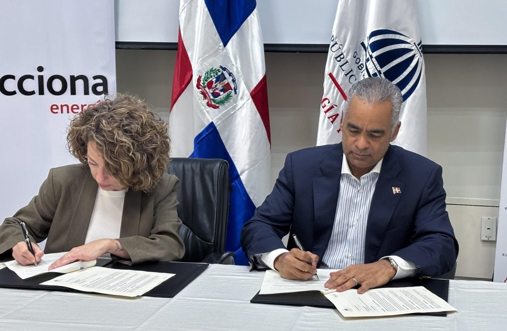 Joel Santos y Cristina Ruiz, gerente de energía de acciona.org, durante la firma del acuerdo.