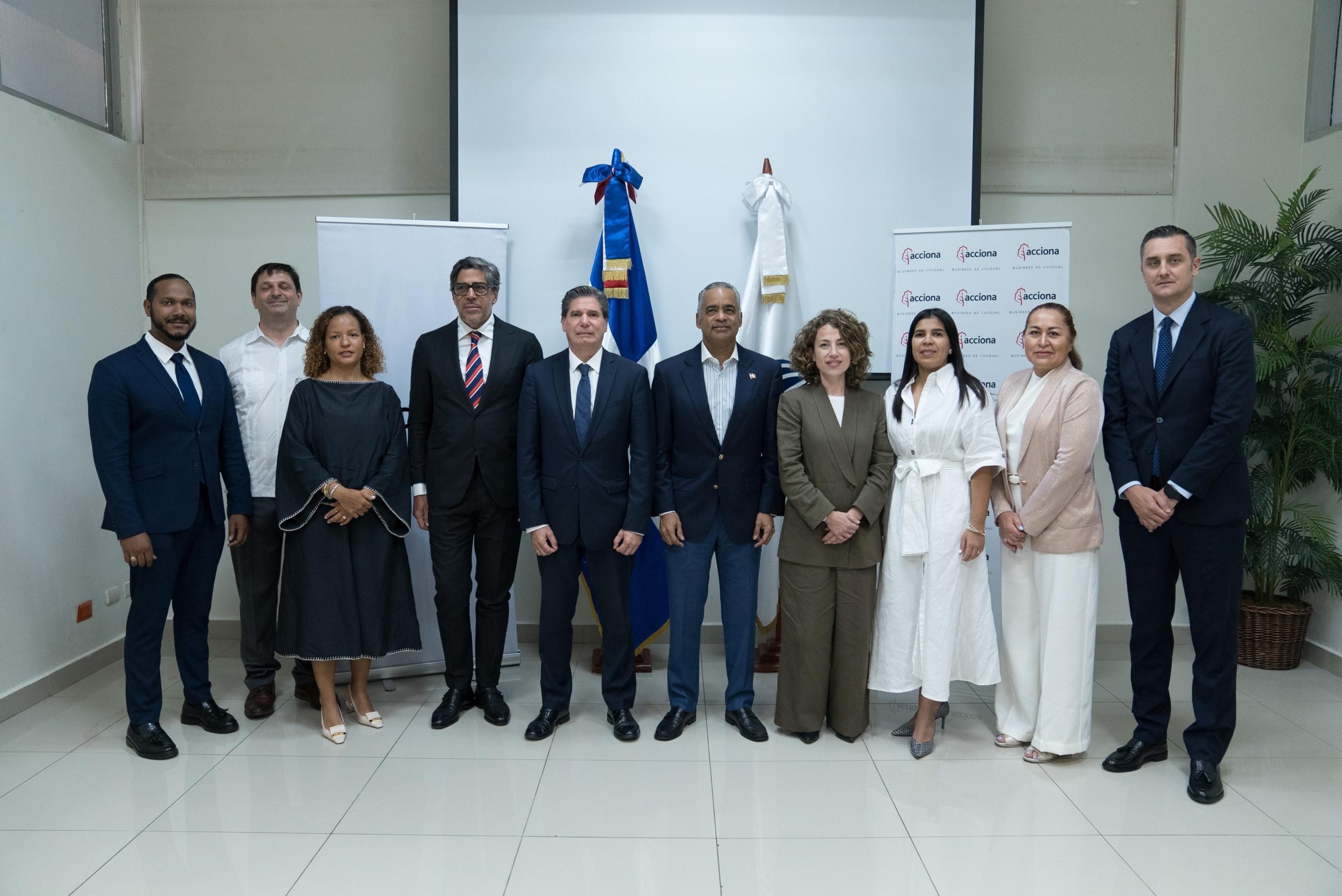 El ministro Joel Santos junto a representantes de acciona.org y acciona energía.