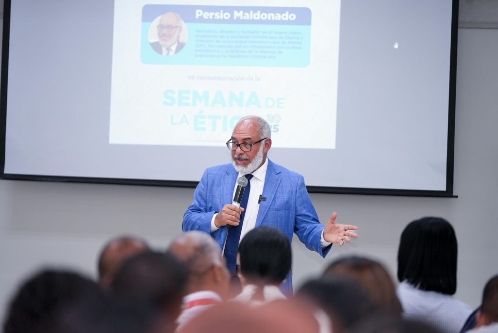 Persio Maldonado durante su exponengia en la “Charla sobre Ética e Integridad”, organizada por el Ministerio de Energía y Minas.