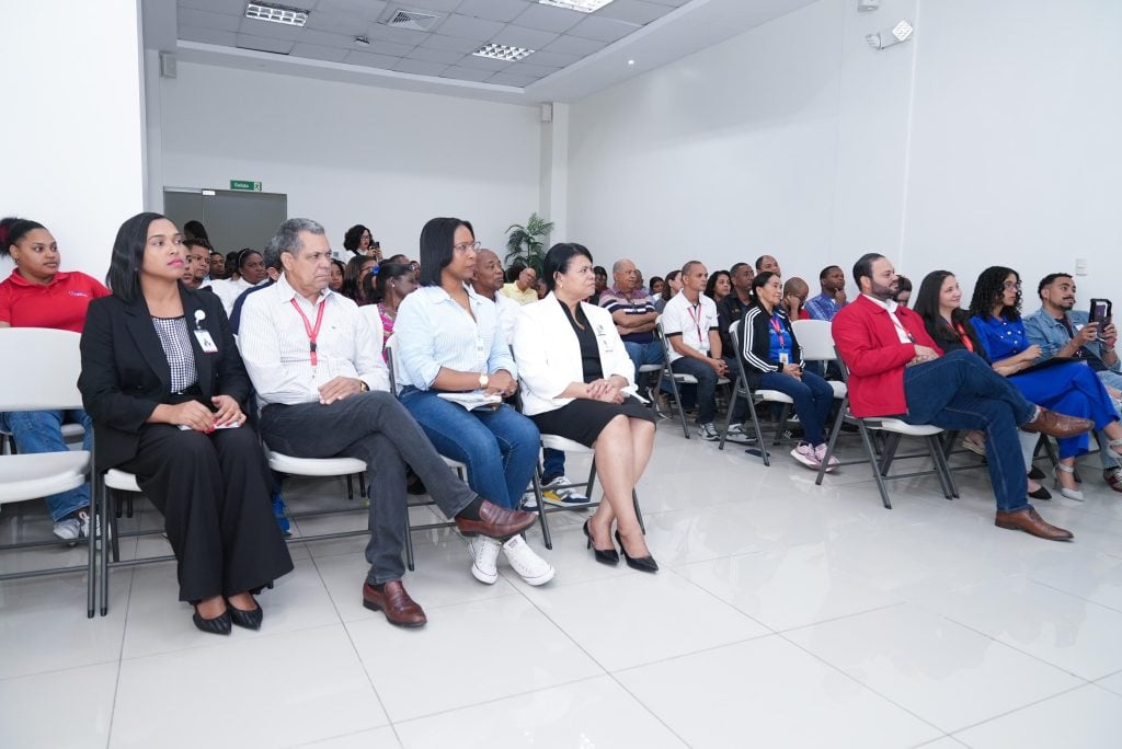Colaboradores del MEM asisten a la charla.