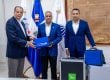El ministro Joel Santos, junto al viceministro Gaddis Corporán, entrega parte de los equipos al director del Incart, el doctor José Ramírez Féliz.