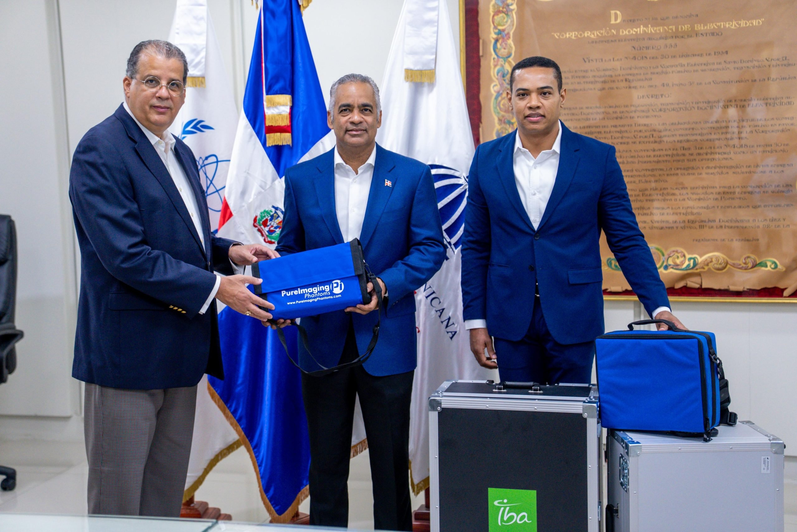 El ministro Joel Santos, junto al viceministro Gaddis Corporán, entrega parte de los equipos al director del Incart, el doctor José Ramírez Féliz.