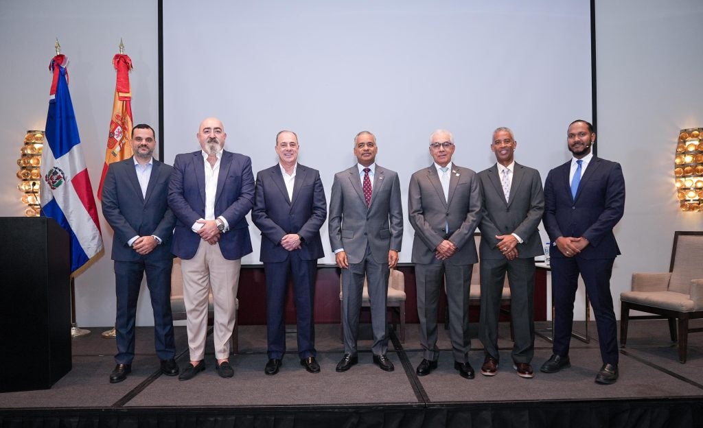 El ministro Joel Santos, junto Paco Pérez y demás representantes de instituciones del sector energía y la Camacoesrd.