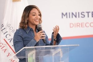 Energía y Minas entrega kits de cocinas limpias a casi un centenar de familias de El Valle, Hato Mayor