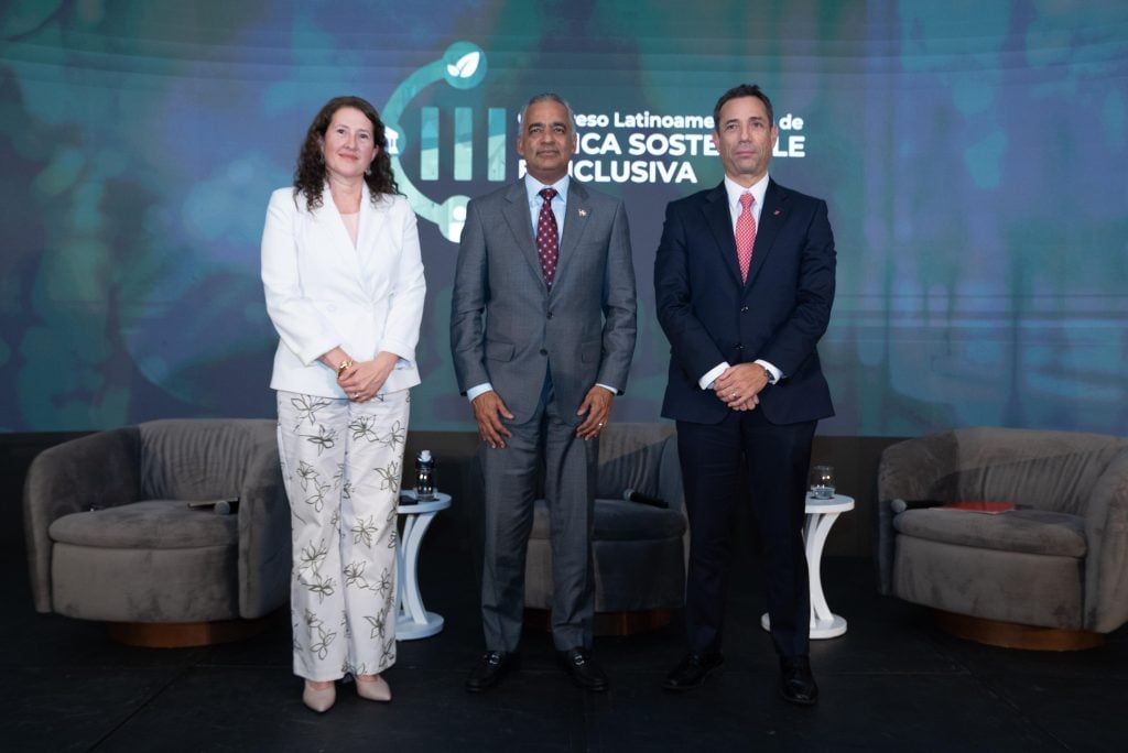 El ministro Joel Santos, junto a Gonzalo Gil, presidente ejecutivo de Scotiabank y Frida Ruiz, representante de la Corporación Financiera Internacional (IFC) en el país.