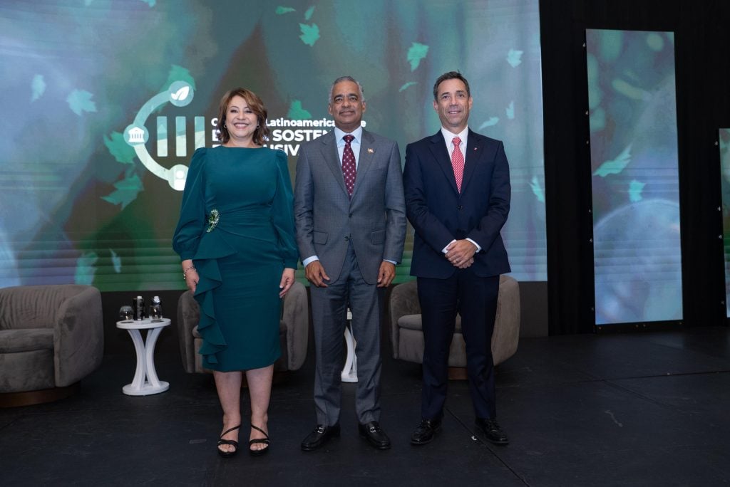 Ministro Joel Santos, acompañado de Rosanna Ruiz, presidente ejecutiva de la ABA y Gonzalo Gil, presidente ejecutivo del Banco Múltiple Scotiabank.