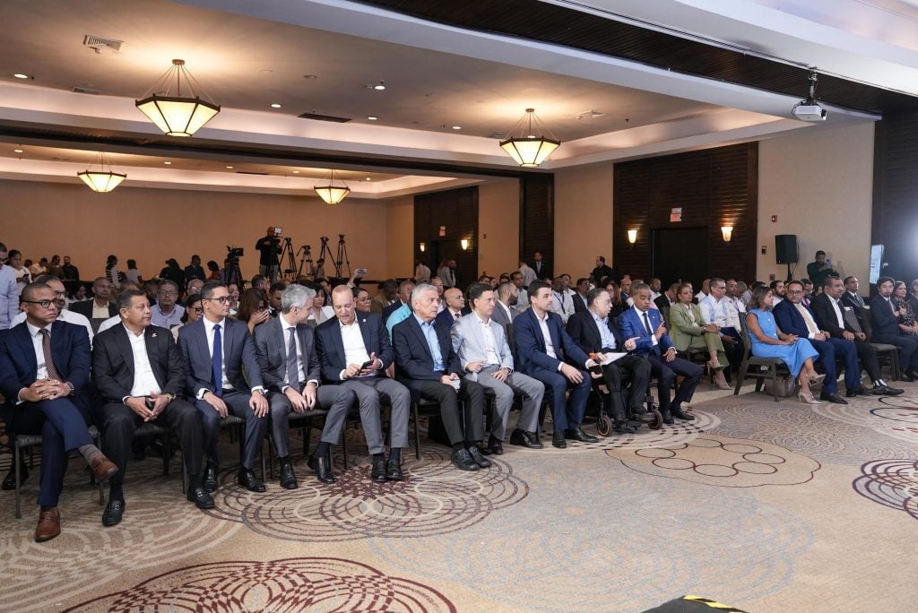 Al acto también asistieron la viceministra de Innovación y Transición Energética, Betty Soto; los viceministros de Energía Nuclear, Gaddis Corporán; de Hidrocarburos, Noel Báez, y el director de Electrificación Rural y Suburbana, Príamo Féliz.