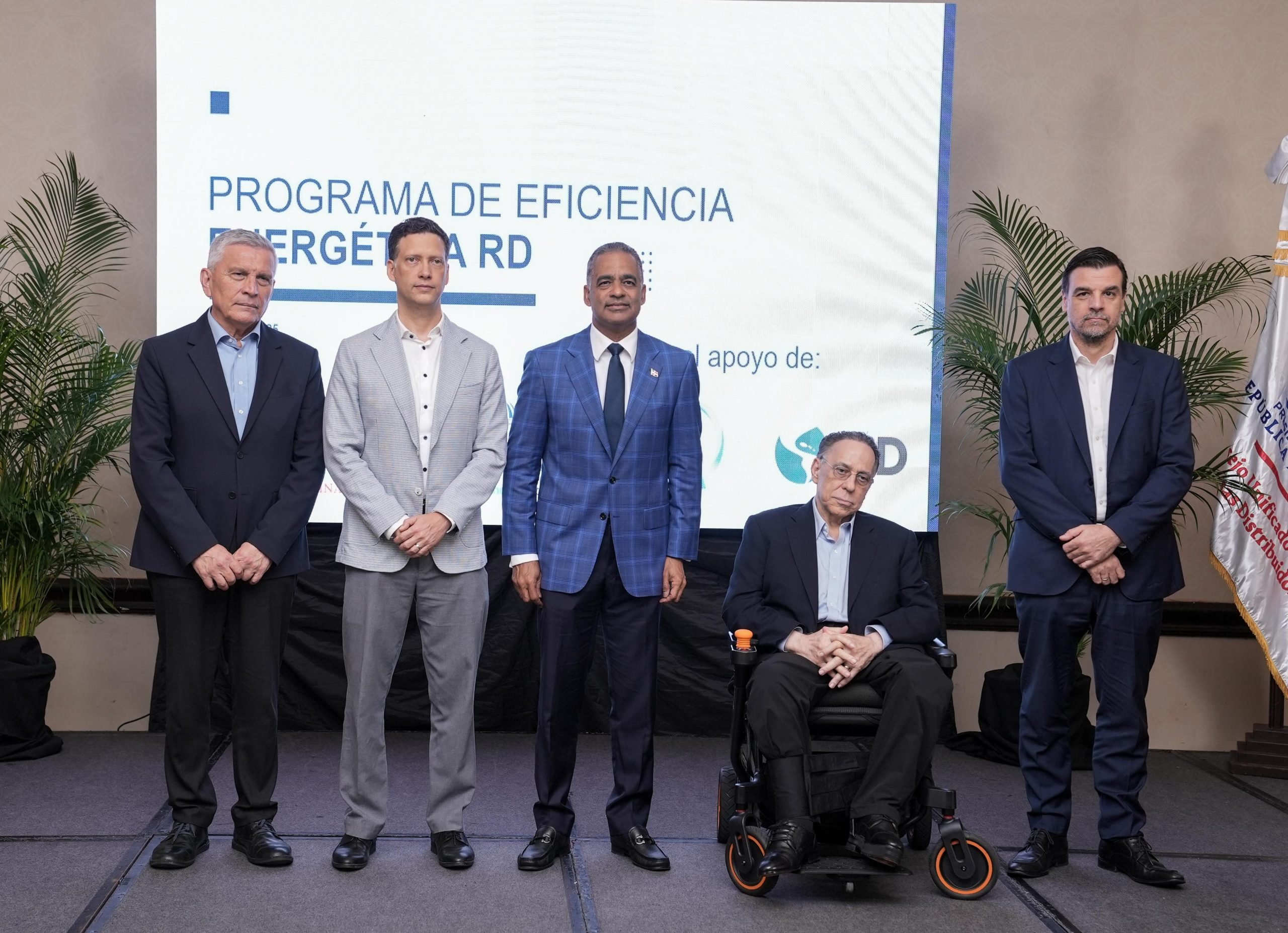 El ministro Joel Santos, junto a representantes del BID, la JICA, EDE y demás instituciones.