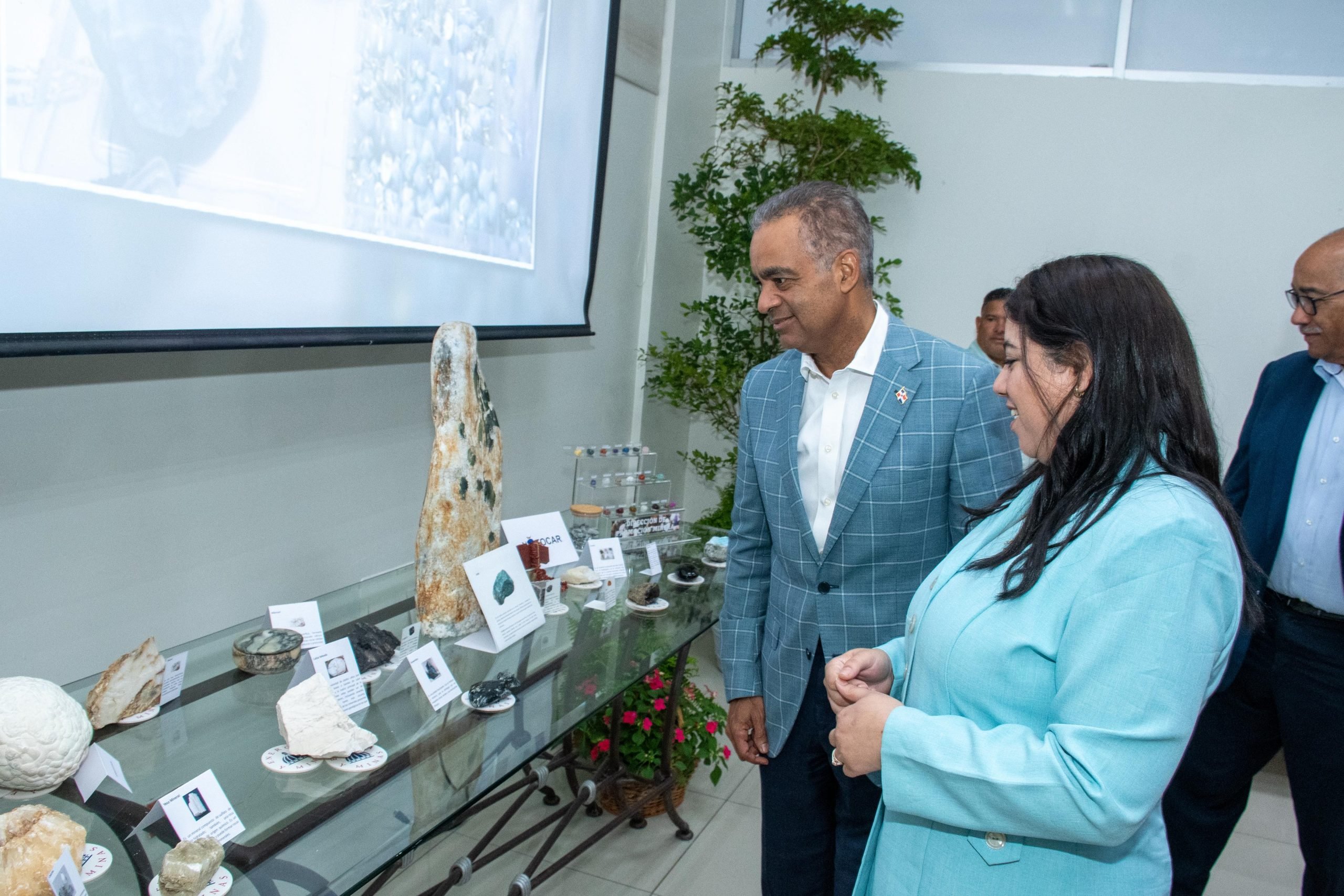 Joel Santos durante la celebración de la cuarta edición del Bazar Minería Artesanal, en ocasión al Día de las Madres.