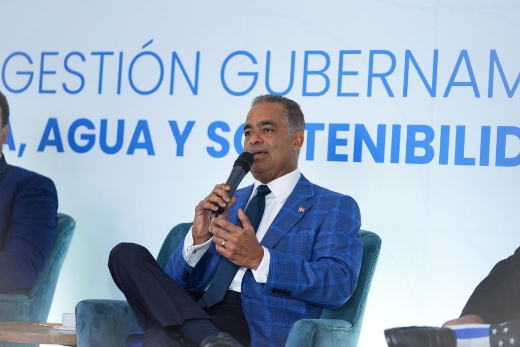 El ministro Joel Santos explica los planes del Gobierno dominicano en materia energética.