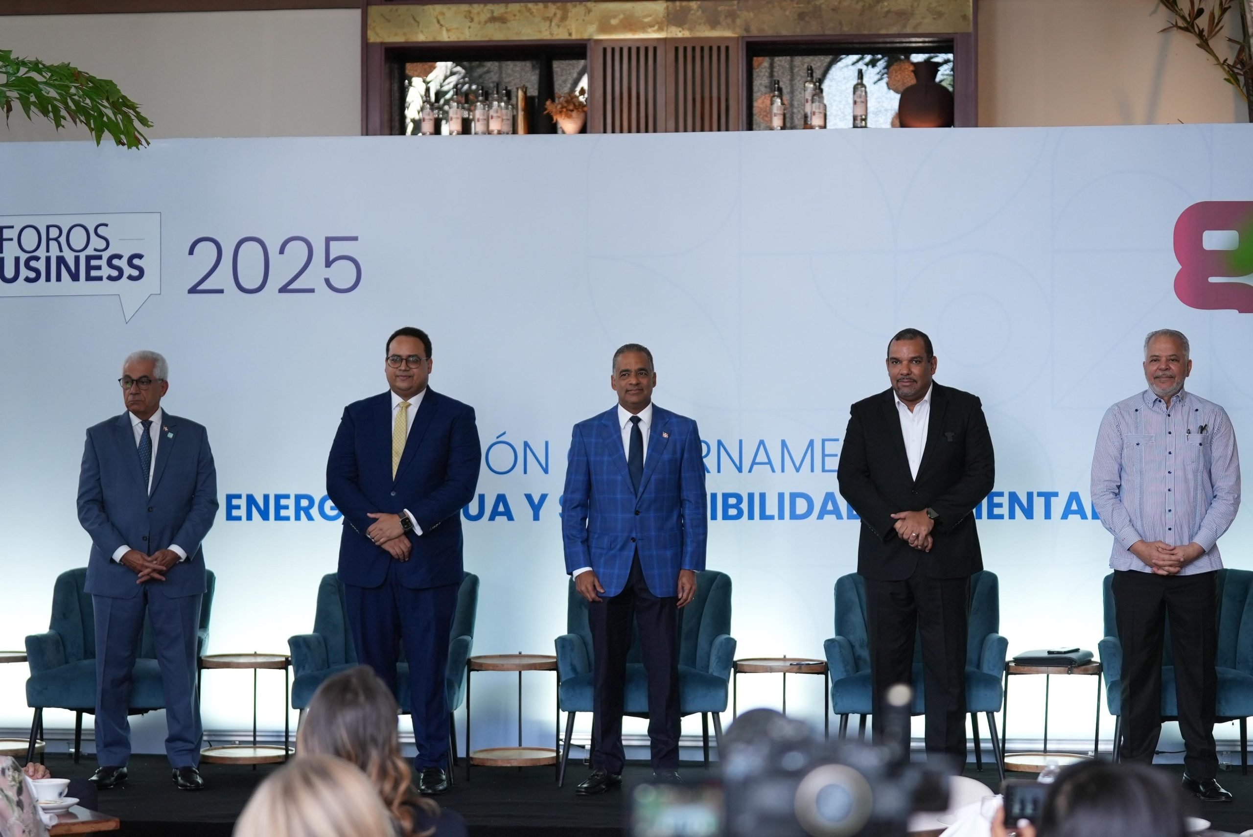Joel Santos, junto a panelistas de Foros Business 2025.