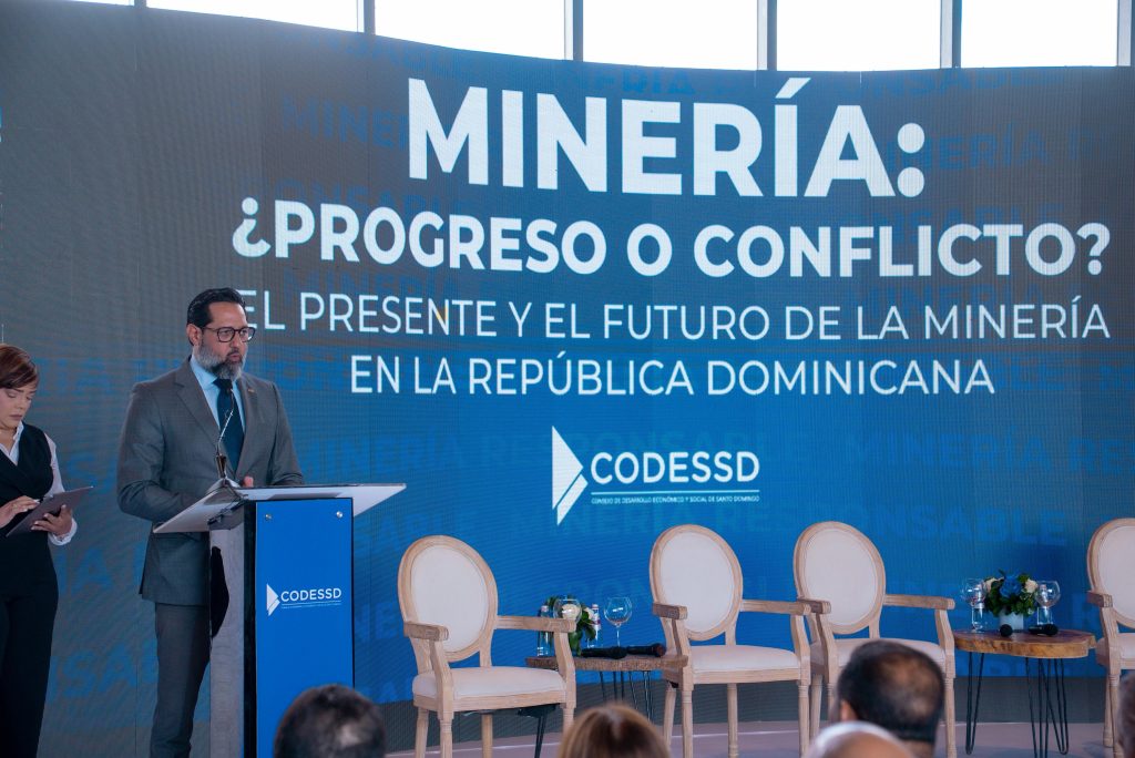 eter Read, vicepresidente del Codessd, agradeció al Ministerio de Energía y Minas por su participación en el evento.