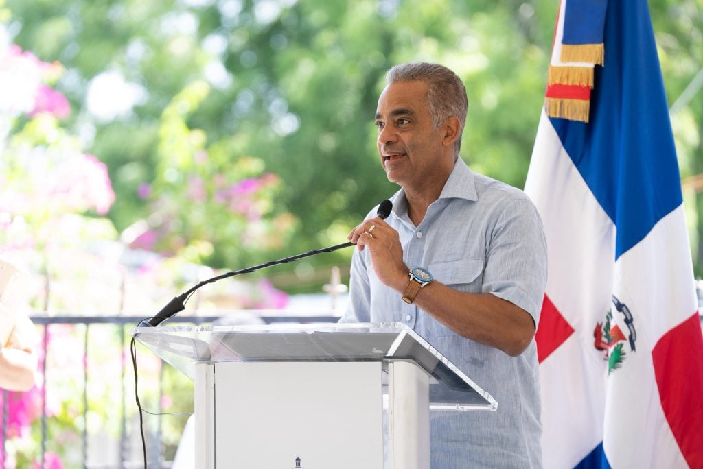 El ministro Joel Santos encabeza la inauguración del Proyecto de Rehabilitación y Extensión de Redes Eléctricas en la comunidad de Villa Lobo, Montecristi.