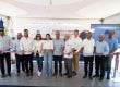 Joel Santos corta la cinta que deja inaugurada la extensión y rehabilitación de redes eléctricas en Montecristi.