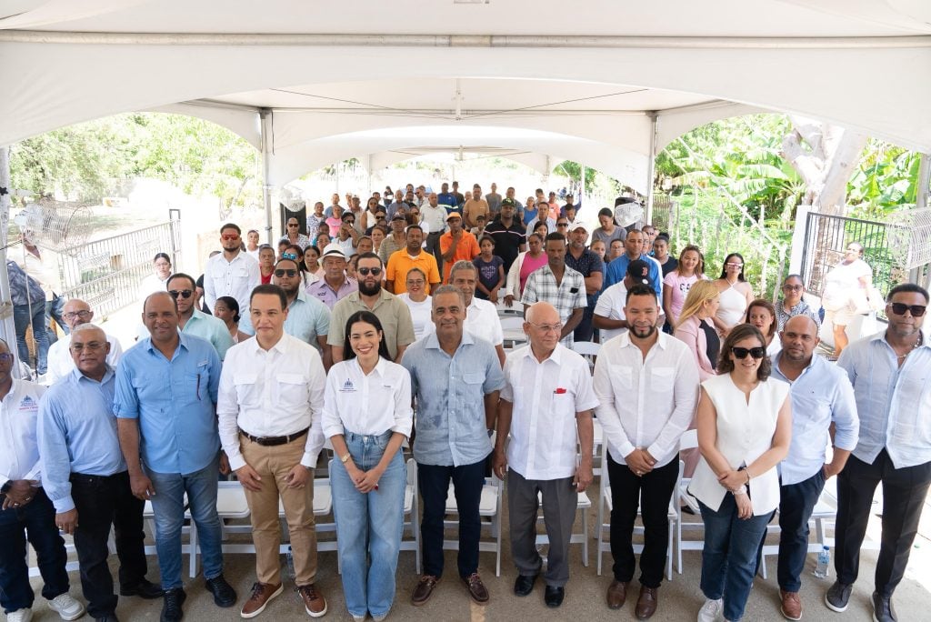 El ministro Joel Santos junto a comunitarios de Villa Lobo, provincia Montecristi.