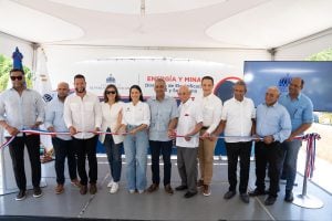 Gobierno inaugura proyecto de electrificación rural que beneficia a más de 400 personas en Villa Lobo, Montecristi
