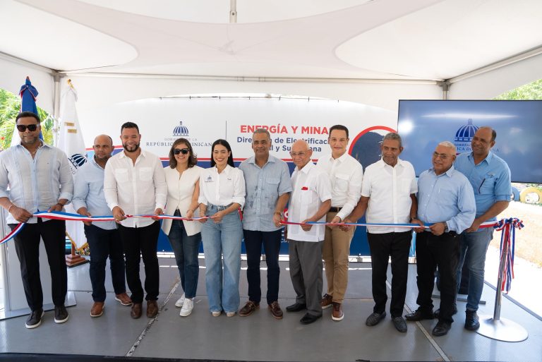 Gobierno inaugura proyecto de electrificación rural que beneficia a más de 400 personas en Villa Lobo, Montecristi