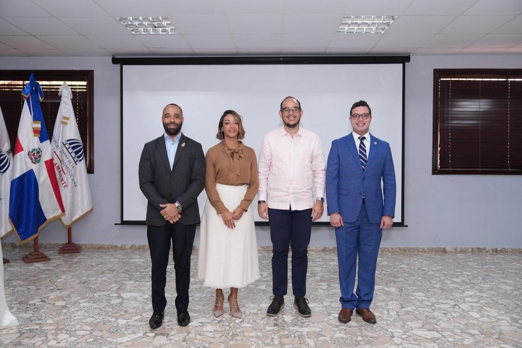 Los viceministros (al centro), junto a los directores de Ahorro y Eficiencia Energética, del MEM, José Santana (izquierda), y de Producción y Consumo Sostenible, del MMARN, Carlos Daniel Taveras (derecha).