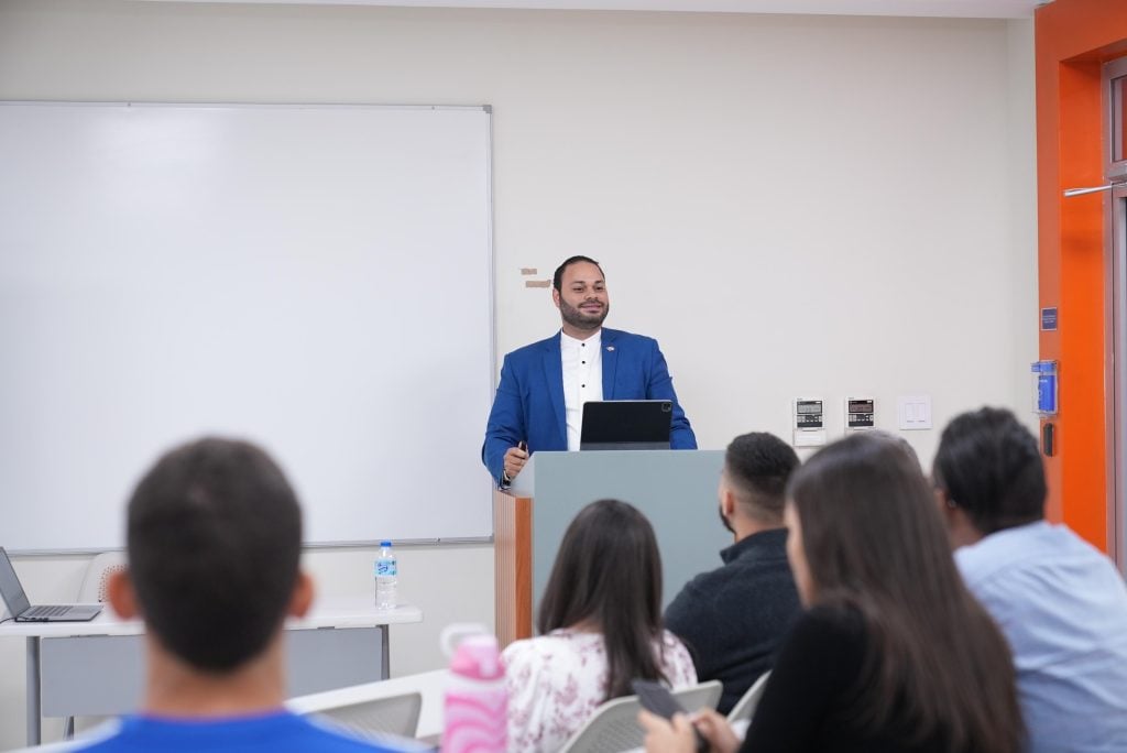  El encargado del Departamento de Gestión de Riesgo del MEM, Jordany Muñoz, mientras facilita una charla sobre seguridad energética a estudiantes de la Pucmm.