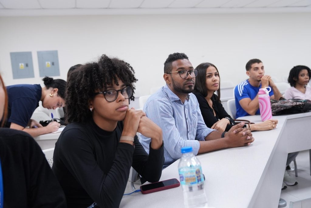 Estudiantes de la Pucmm participan en la charla sobre seguridad energética ofrecida por el Ministerio de Energía y Minas.