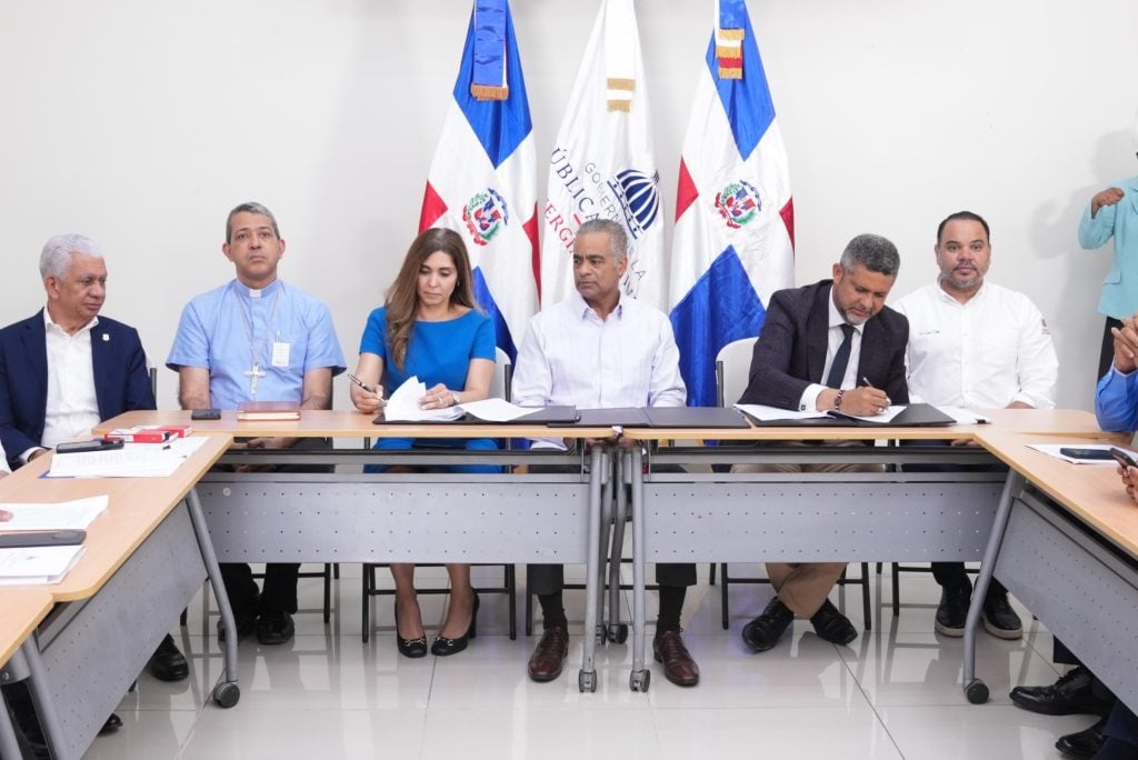 El ministro Joel Santos, junto a Ricardo de los Santos, Eberto Antonio Núñez, Martín Guzmán, Pablo Ulloa y Juana Barceló.