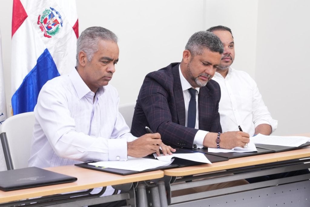 Joel Santos firma acuerdo con Barrick Gold