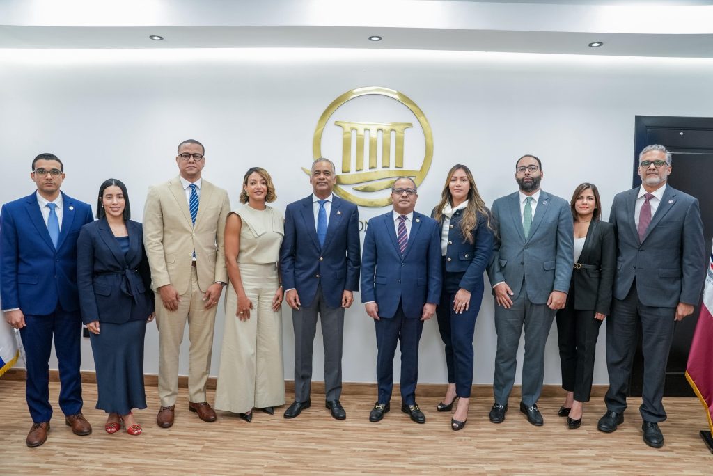 Joel Santos, junto al director general Administrativo y Financiero, José Luis Polanco; la directora de Relaciones Internacionales e Interinstitucionales, Heidy Berroa; el director general Técnico, Christian Cuello; la directora de Despacho de Presidencia, Monserrat Pérez; y otras personalidades.