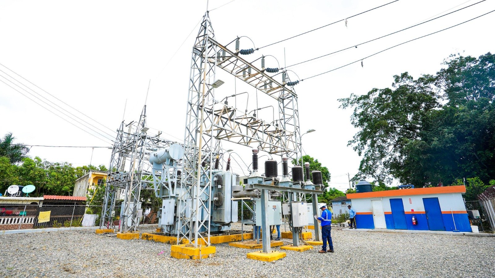 subestaciones y centrales de generación eléctrica.