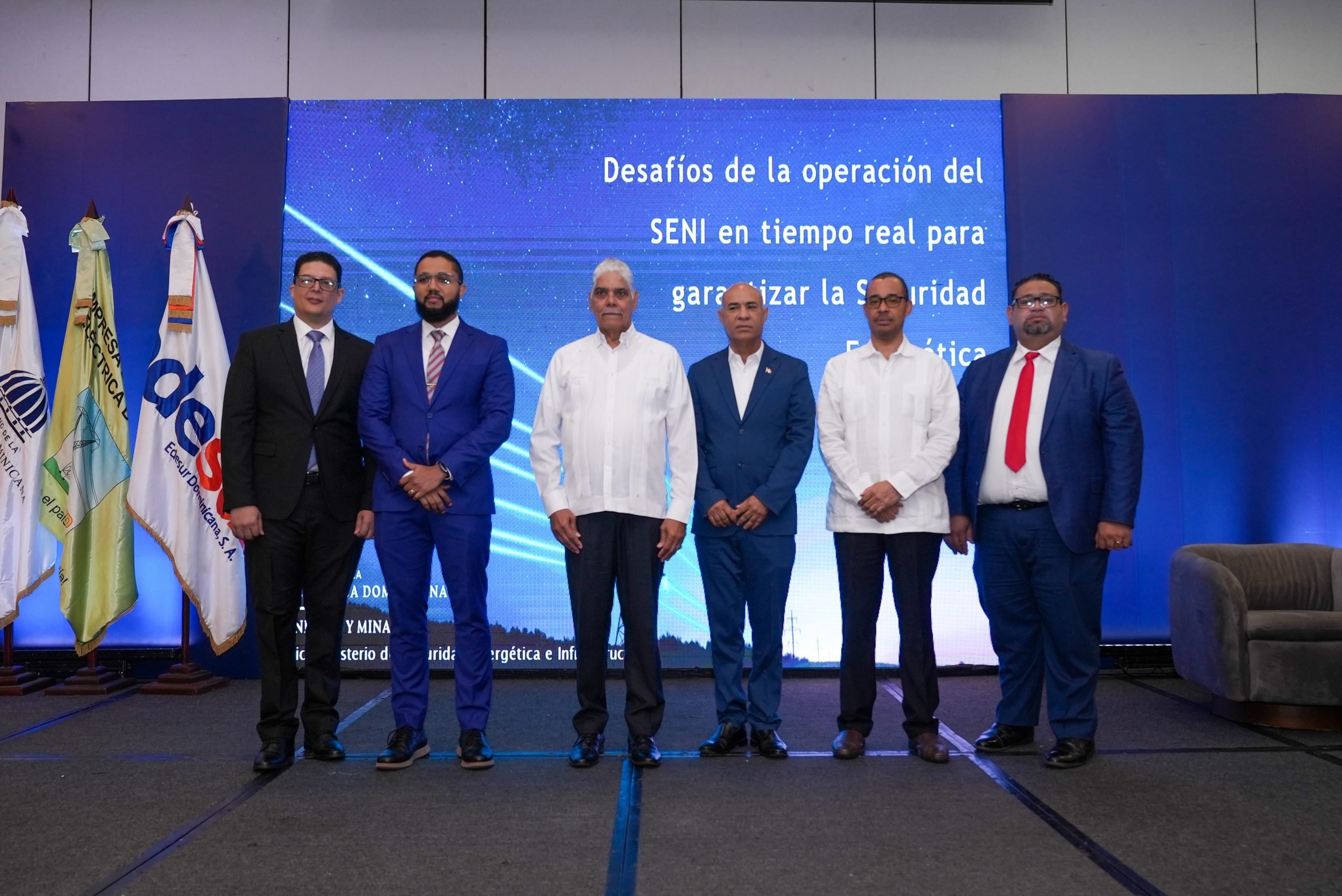 Autoridades del MEM, junto a expositores de charlas magistrales sobre los retos y desafíos del Sistema Eléctrico Nacional Interconectado.
