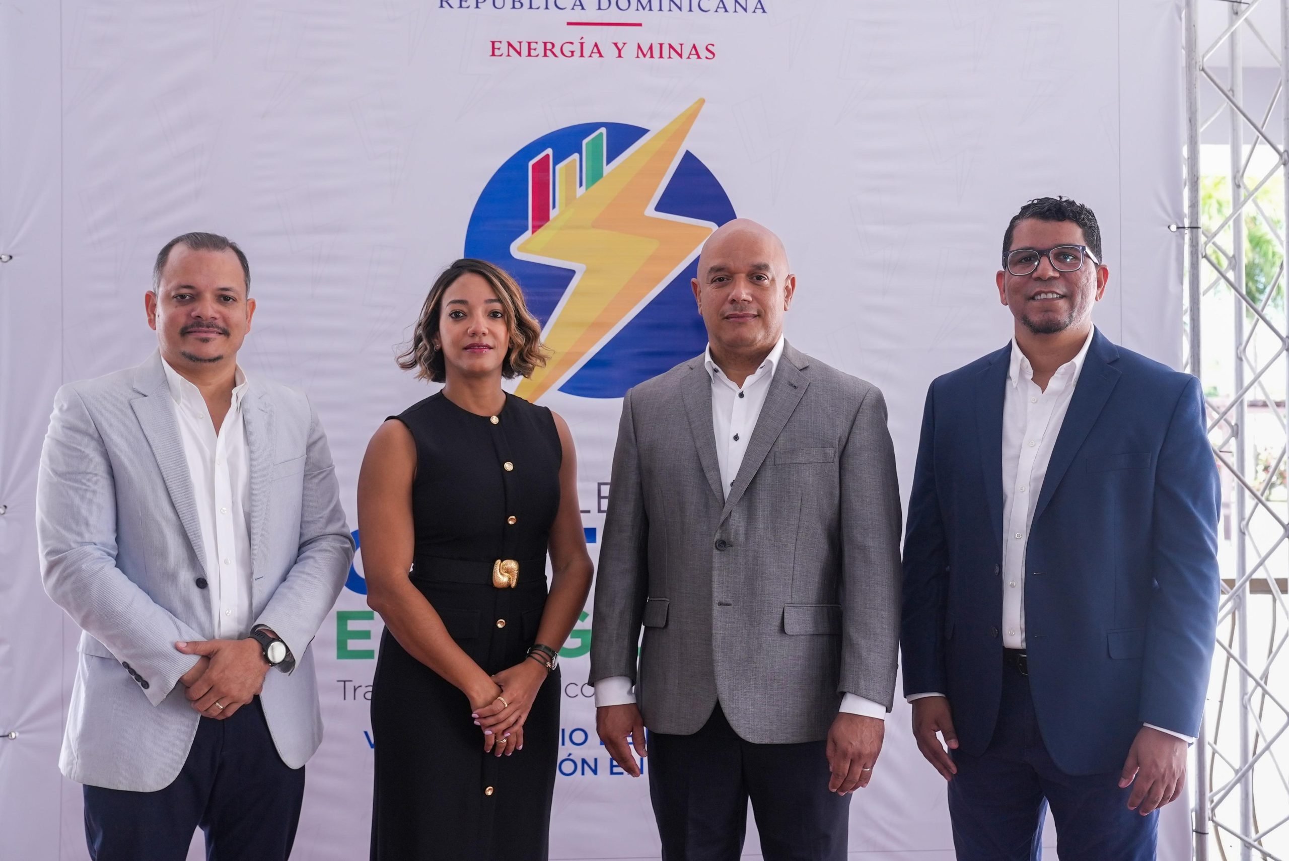 Viceministra Betty Soto junto a facilitadores.