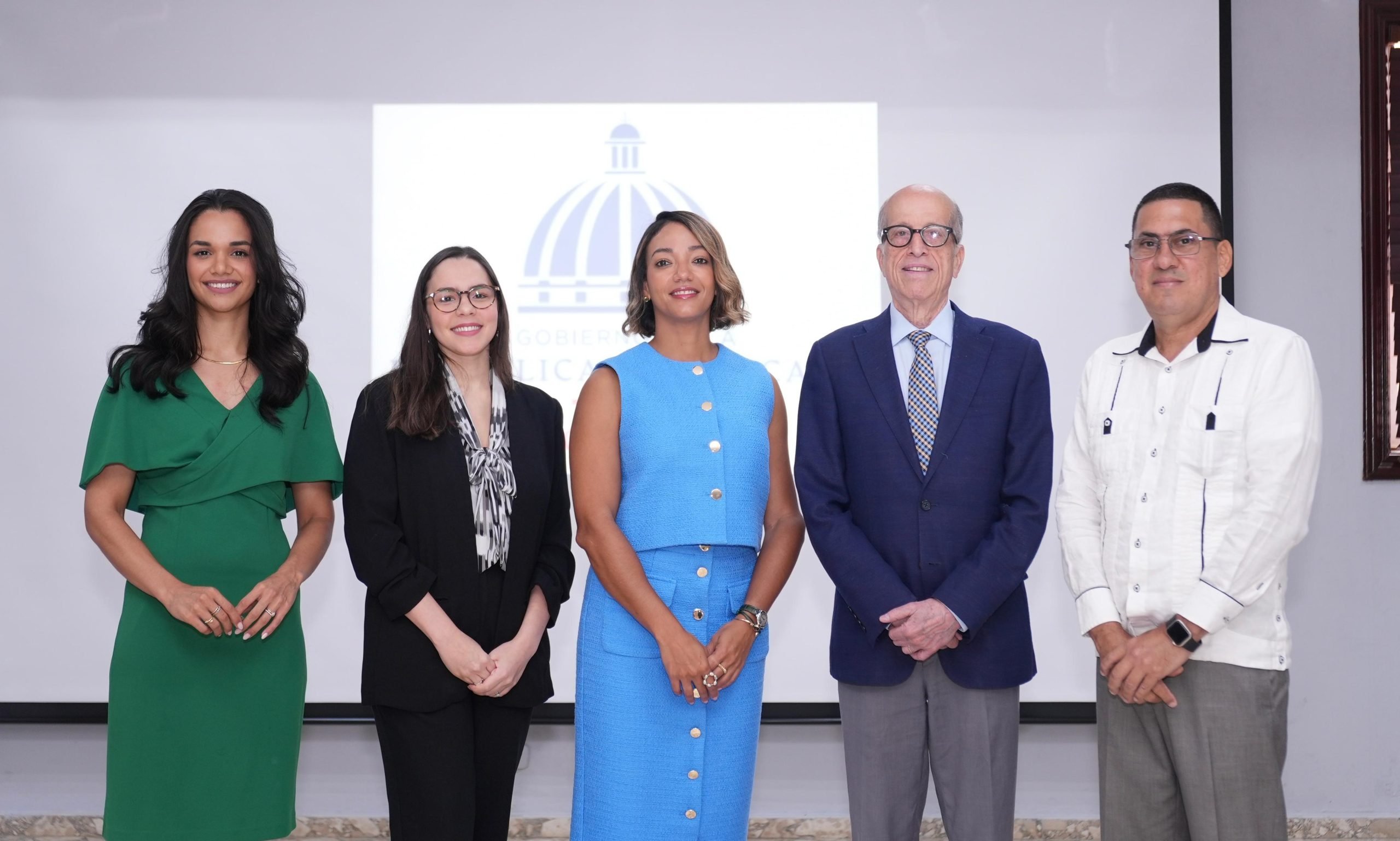 Las viceministras de MEM, Betty Soto, y de Medioambiente, Ana Pimentel, y el vicepresidente ejecutivo del CNCCMDL, Maximiliano Puig, la asesora de energía limpia y situaciones climáticas del MEM, Chadai Abreu, e Iván Delgado, líder del equipo consultor contratado.