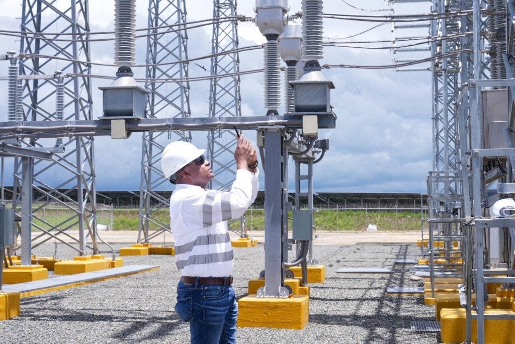 Equipo técnico de la Dirección de Infraestructura Energética supervisa subestaciones y centrales de generación eléctrica.